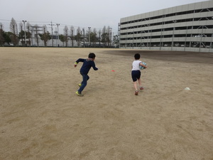 タッチラグビーの一場面